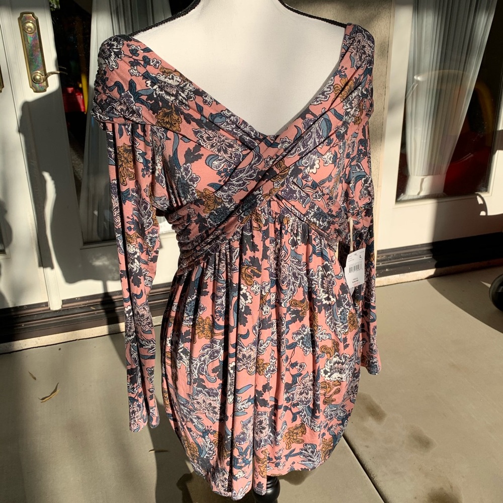 Jessica Simpson maternity off the shoulder shirt